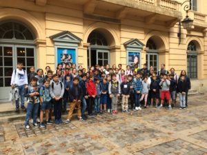 photo de groupe devant théâtre